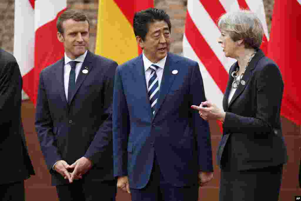 Le président français Emmanuel Macron, le Premier ministre japonais Shinzo Abe et le Premier ministre britannique Theresa May discutent en marge du sommet du G7 à Taormina, Italie, 26 mai 2017,