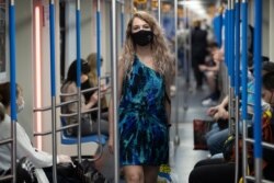 یک زن با ماسک در متروی مسکو
