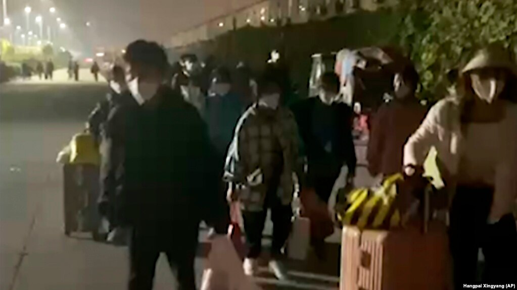 富士康在河南郑州的苹果代工厂工人因新冠病毒疫情逃出被封的厂区。（2022年10月29日）(photo:VOA)