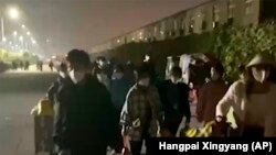 지난달 29일 중국 정저우시 폭스콘 공장 노동자들이 코로나 봉쇄 조치 강화에 따라 귀가하고 있다.