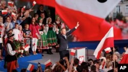 El presidente Andrzej Duda hace la señal de la victoria al final de la elección presidencial el domingo 28 de junio, en Lowicz, Polonia. 