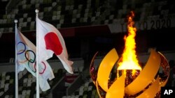 The Olympic flame burns during the opening Api Olimpiade menyala saat upacara pembukaan di Stadion Olimpiade pada Olimpiade Musim Panas 2020, Jumat, 23 Juli 2021, di Tokyo, Jepang. (Foto: AP/Petr David Josek)