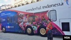 Sebuah bus double decker berada di pelataran parkir Kedutaan Besar Republik Indonesia di Washington DC dalam rangka peluncuran Kampanye Pariwisata Wonderful Indonesia, Jumat 6 Oktober 2017. (Foto: VOA/Arif Budiman). 