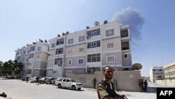 Повстанцы взяли под охрану жилое здание в одном из районов Триполи. 25 августа 2011 года