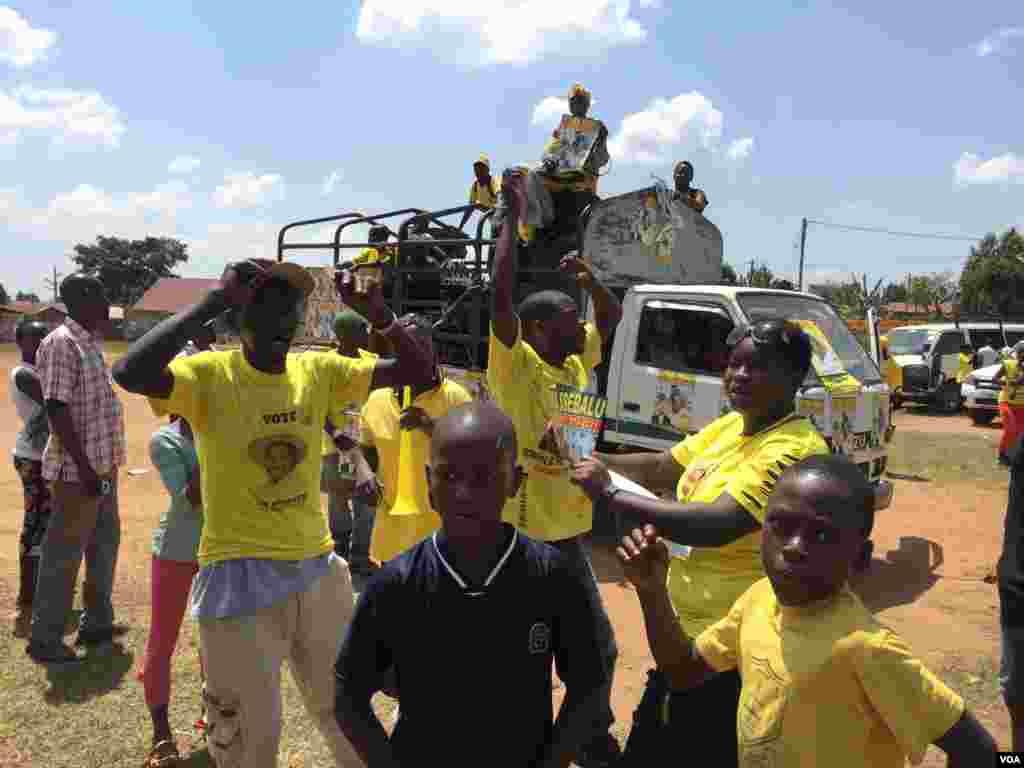 NRM party supporters at a rally in Kisaasi, a suburb of Kampala, Uganda, Feb. 16, 2016. (Photo: J. Craig / VOA) 