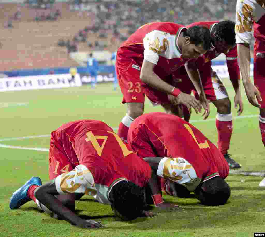 Motocin da aka kona a sakatariyar karamar hukumar Shira a garin Yana, ta Jihar Bauchi daren asabar, 19 Afrilu, 2014 a harin 'yan bindiga(A. M. Saka)