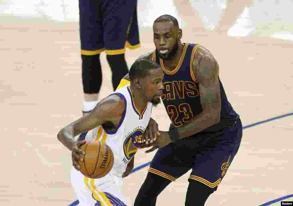 Hotunan wasanin karshe na NBA tsakanin Golden State Warriors &nbsp;da&nbsp; Cleveland Cavaliers, Kevin Duran tare da LeBron James, ranar Alhamis 1 ga watan Yuni, shekarar 2017.