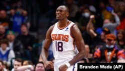 L'attaquant des Phoenix Suns, Bismack Biyombo, célèbre après un dunk pendant la deuxième mi-temps d'un match de basket-ball NBA contre les Dallas Mavericks, jeudi 20 janvier 2022, à Dallas.