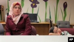 Pengungsi dari Suriah, Fatema (kiri) bersama anak laki-lakinya, Ayham, di pusant Layanan Terpadu untuk Pengungsi dan Immigran di New Haven, Connecticut, 2 September 2016. 