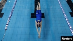 Une nageuse s'entraîne dans une piscine olympique près de Bethlehem, le 27 juin 2016.