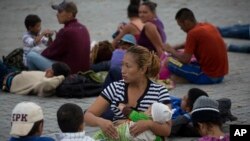 Migrantes en Esquipulas, Guatemala, a unos diez kilómetros de la frontera Agua Caliente, en Honduras.