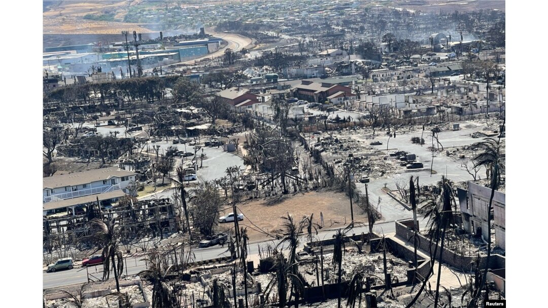 Puing-puing rumah dan bangunan tampak hangus terbakar pasca kebakaran hutan terbesar di kota Lahaina, Maui, Hawaii, AS.