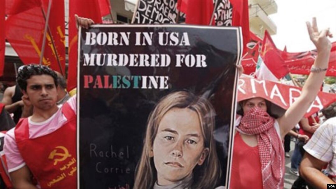 Poster aktivis perdamaian AS, Rachel Corrie diusung oleh para demonstran di Beirut (foto: dok.). Rachel Corrie yang tewas di Gaza tahun 2003 akan diabadikan menjadi nama salah satu jalan di Teheran.