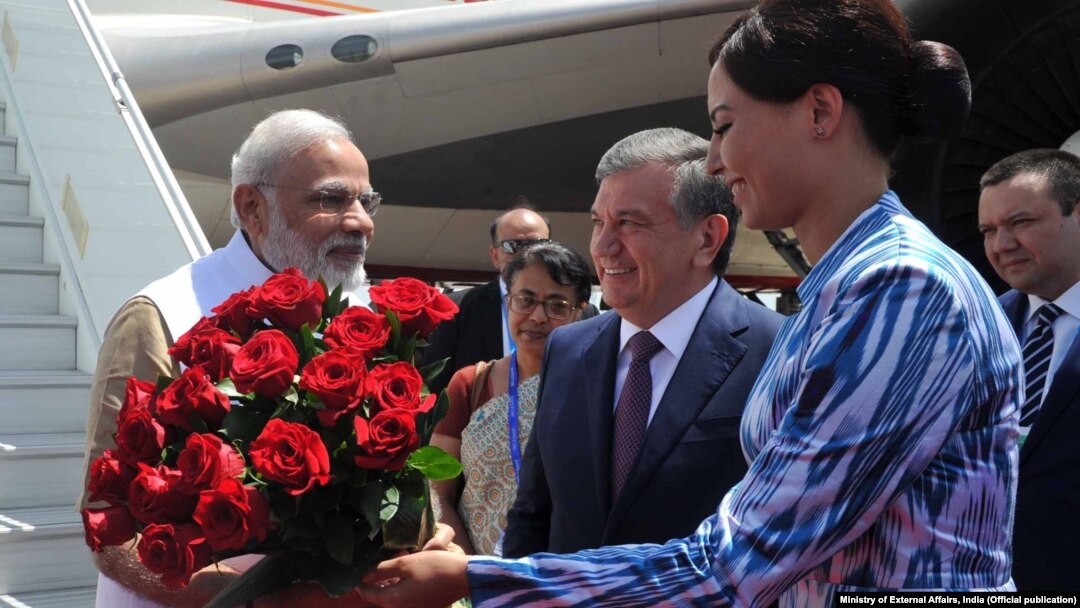 Hindiston Bosh vaziri Narendra Modini O'zbekiston Bosh vaziri Shavkat Mirziyoyev kutib oldi. Hindiston va Pokiston tashkilotga to'laqonli a'zo bo'lib kirishi anjumandagi asosiy mavzulardan.