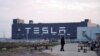 Logo Tesla tersemat pada bangunan salah satu pabrik pembuatan mobil elektrik di Shanghai, China, pada 7 Januari 2020. (Foto: Reuters/Aly Song)