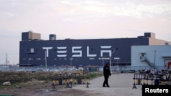 Logo Tesla tersemat pada bangunan salah satu pabrik pembuatan mobil elektrik di Shanghai, China, pada 7 Januari 2020. (Foto: Reuters/Aly Song)