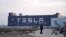 Logo Tesla tersemat pada bangunan salah satu pabrik pembuatan mobil elektrik di Shanghai, China, pada 7 Januari 2020. (Foto: Reuters/Aly Song)