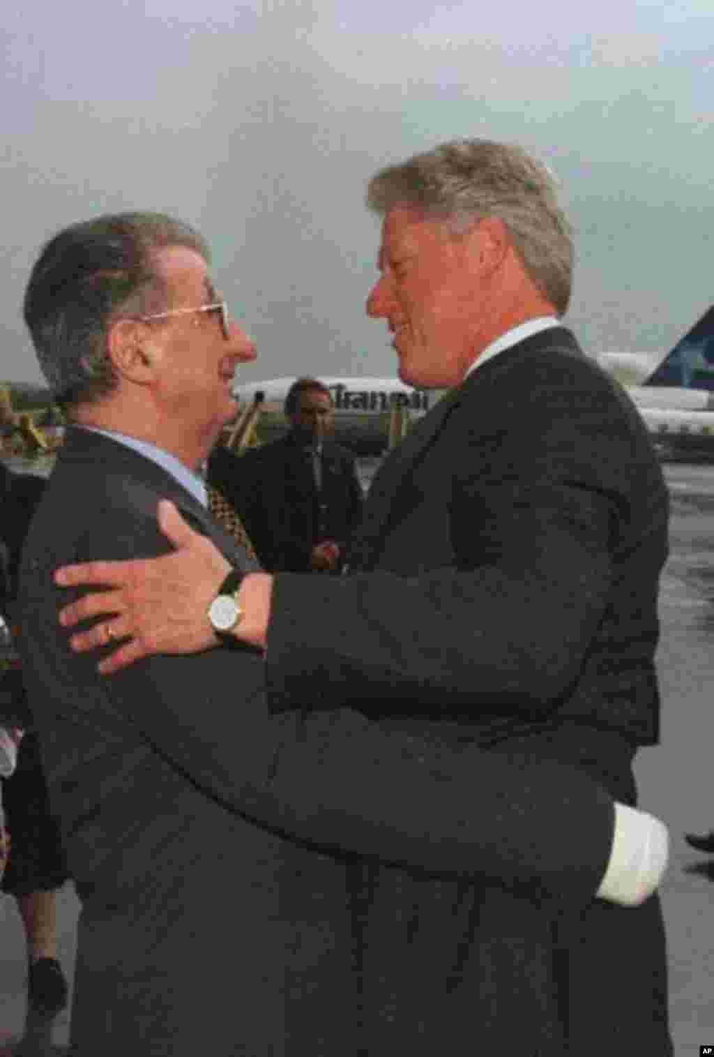 Киро Глигоров го пречекува на аеродром американскиот претседател Бил Клинтон во јуни 1999. Клинтон и неговото семејство потоа ги посетија бегалците од кризата во Косово.