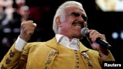 El ídolo de México también ha protagonizado películas y telenovelas.