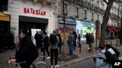 Suasana di depan pintu masuk ruang konser Bataclan di Paris, 13 November 2018. (Foto: dok).