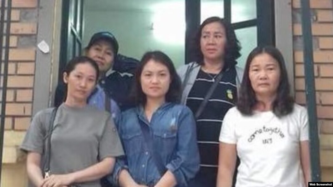 Hàng đầu từ trái sang Bùi Kim Phượng, Nguyễn Thị Huyền Trang, Nguyễn Thị Lành; hàng thứ hai từ trái sang Vũ Minh Khánh, Nguyễn Kim Thanh, đứng trước Phòng Tiếp dân, Tòa án TP. Hà Nội, ngày 3/4/2018. (Facebook Nguyễn Kim Thanh)