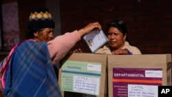 Una mujer aymara emite su voto durante las elecciones judiciales en Jesús de Machaca, Bolivia, el 15 de diciembre de 2024. 