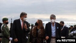 El presidente de Ecuador, Guillermo Lasso, y su esposa María Lourdes Alcívar, son recibidos por el canciller mexicano Marcelo Ebrard, en el Aeropuerto Internacional Benito Juárez de la Ciudad de México el 23 de agosto de 2021.