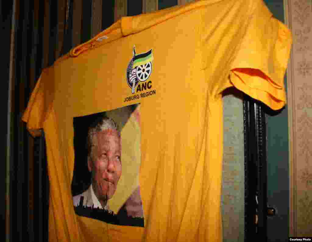 Many patrons stop by after work at the nearby headquarters of the African National Congress. T-shirts of ruling party icon Nelson Mandela greet them. Photo by Darren Taylor