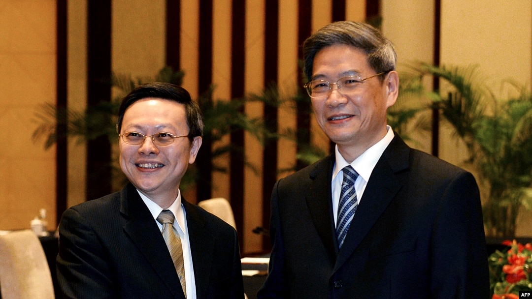 台灣陸委會主委王郁琦(左)與中國國台辦主任張志軍在中國南京市會晤。(2014年2月11日)