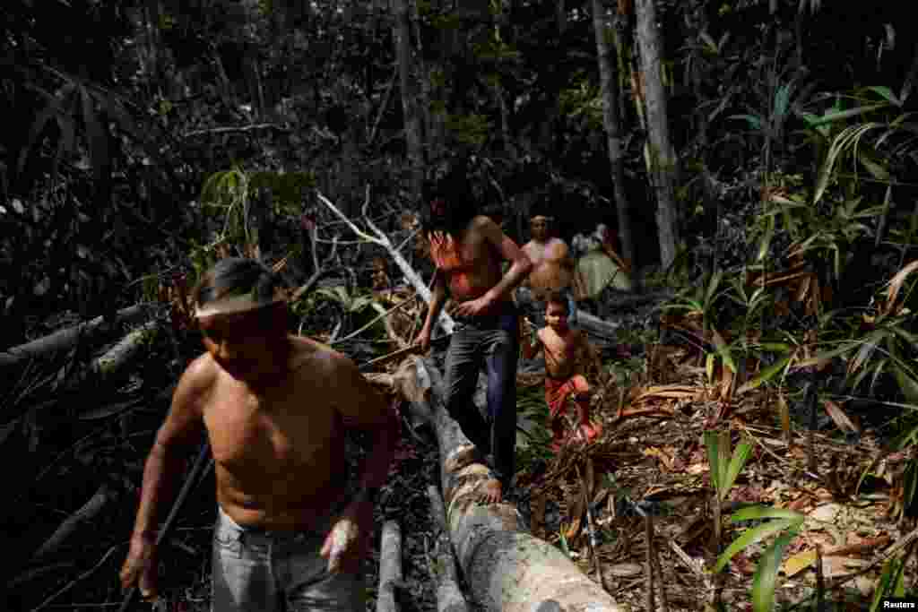 Indígenas de la tribu Mura caminan en un área deforestada dentro de la selva amazónica cerca de Humaita, estado de Amazonas, Brasil, 20 de agosto de 2019.