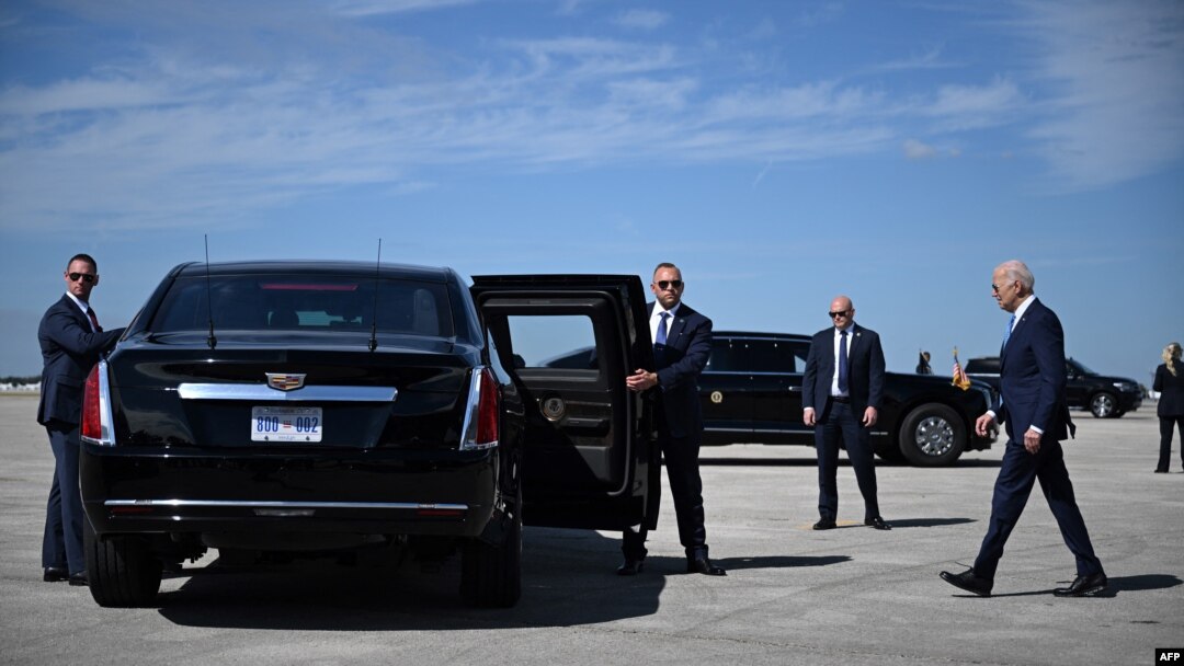 Başkan Biden, ABD askerlerinin hayatını kaybettiği Ürdün’deki saldırıya nasıl karşılık verileceği konusunda karar verdiğini söyledi. ABD Başkanı Biden, uçağı Florida'ya indikten sonra aracına yürürken görülüyor. (30 Ocak 2024) 