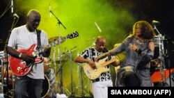  Jacob Desvarieux (gauche), Jocelyne Beroard (droite) et Georges Decimus (centre) du groupe antillais Kassav lors d'un concert le 1er mai 2009 à Abidjan. 