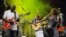  Jacob Desvarieux (gauche), Jocelyne Beroard (droite) et Georges Decimus (centre) du groupe antillais Kassav lors d'un concert le 1er mai 2009 à Abidjan. 