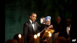 President Barack Obama and Prime Minister Manmohan Singh offer a toast during the State Dinner at the White House. November 24, 2009.