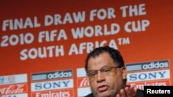 Danny Jordaan, directeur exécutif du comité local de la Coupe du monde de 2010 donne une conférence de presse à Cape Town, le 1er décembre 2009.