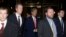 美国国务卿克里2013年11月8日（中间带红领带）出席日内瓦的伊朗核谈判后返回旅馆。