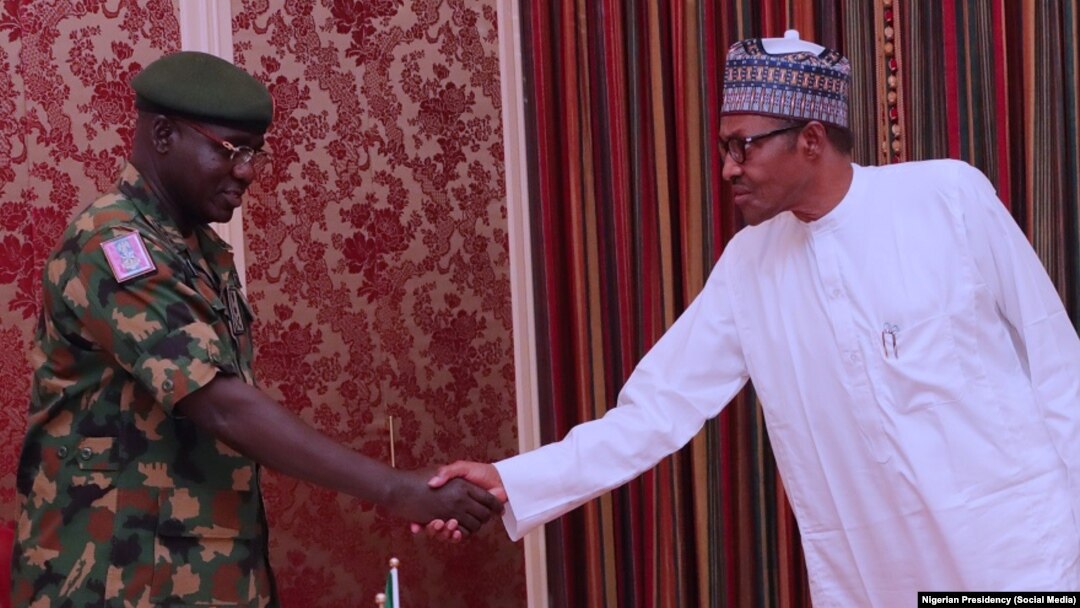 Shugaba Buhari na Najeriya tare da babban hafsan sojojin kasa na Najeriya Tukur Buratai.
