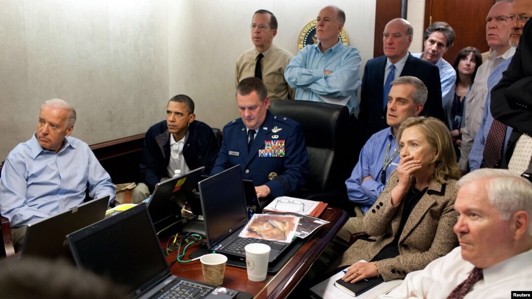 Các quan chức Mỹ theo dõi thông tin cập nhật về chiến dịch triệt hạ bin Laden ở Nhà Trắng hôm 1/5/2011.