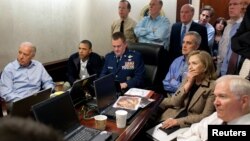 Predsednik Barak Obama, potpredsednik Džozef Bajden i članovi tima za nacionalnu bezbednost posmatraju misiju tokom koje je ubijen Osama bin Laden