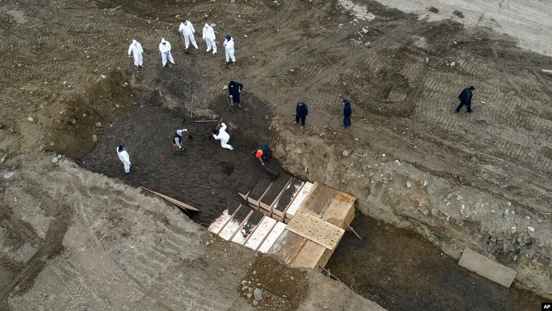 紐約當局在哈特島挖掘大型坑道集體埋葬死者(2020年4月9日)
