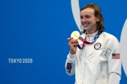 Katie Ledecky, de Estados Unidos, posa con su medalla de oro después de ganar la final femenina de 1.500 metros estilo libre en los Juegos Olímpicos de Verano de 2020, el miércoles 28 de julio de 2021, en Tokio, Japón. (Foto AP / Martin Meissner)