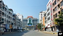 Jalan menuju stasiun kereta api kosong di Mandalay, Myanmar tengah pada Selasa, 1 Februari 2022. (Foto: AP)