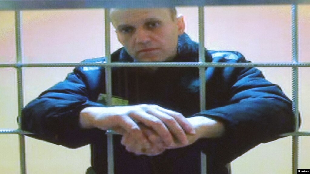 俄罗斯反对派人士纳瓦尔尼2022年5月24日在狱中通过视频参与上诉案的法庭听证。(photo:VOA)