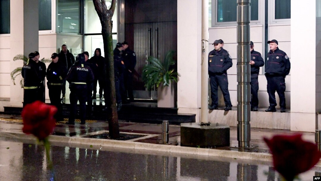 Policija obezbjeđuje zgradu vlade tokom protesta u Podgorici (Foto: SAVO PRELEVIC / AFP)