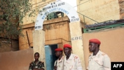 Des soldats devant l'entrée de la prison de Niamey, le 1er juin 2013.