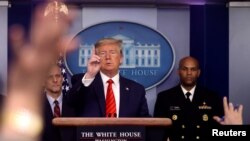 도널드 트럼프 미국 대통령이 19일 백악관에서 신종 코로나바이러스 사태 대응 기자회견을 했다.
