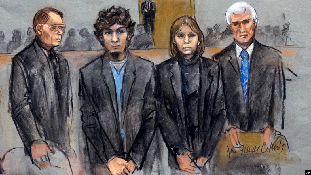 Sketsa gambar tersangka pengebom maraton Boston, Dzhokhar Tsarnaev (kedua dari kiri) didampingi oleh para pengacaranya di pengadilan Boston (foto: dok).