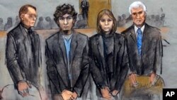 Sketsa gambar tersangka pengebom maraton Boston, Dzhokhar Tsarnaev (kedua dari kiri) didampingi oleh para pengacaranya di pengadilan Boston (foto: dok).