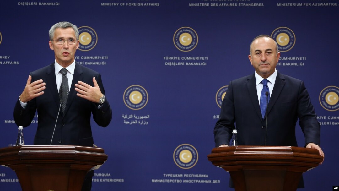 NATO Bosh kotibi Yens Stoltenberg (chapda) va Turkiya Tashqi ishlar vaziri Mevlut Chavusho'g'li Anqarada, 9-oktabr, 2014-yil