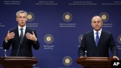 Sekjen NATO Jens Stoltenberg (kiri) dan Menlu Turki Mevlut Cavusoglu (kanan) di Ankara, Turki (9/10).